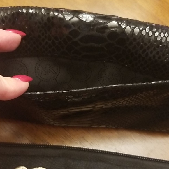$5 ITEM. Michael Kors wallet MUST BE BUNDLED WITH AT LEAST 2 OTHER ITEMS - Picture 7 of 8